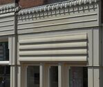 De gevel wordt gedomineerd door horizontale lijnen.
<br/>
Richard Keijzer, 2014-07-03